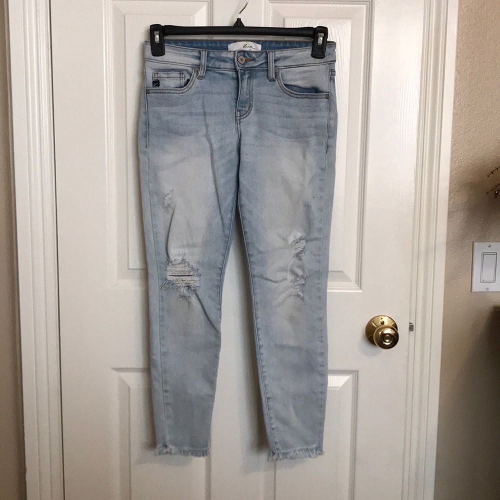 * WORN ONCE * LIGHT WASHED SKINNY JEANS
